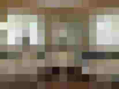 Gemütlicher Frühstücksbereich im Haus Babsy mit Blick auf die umliegenden Berge.